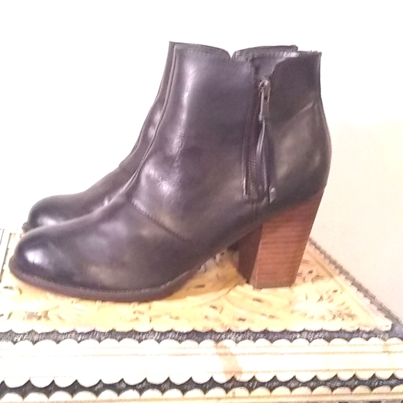 American Eagle Leather ankle boots, sz 9 - Picture 3 of 6